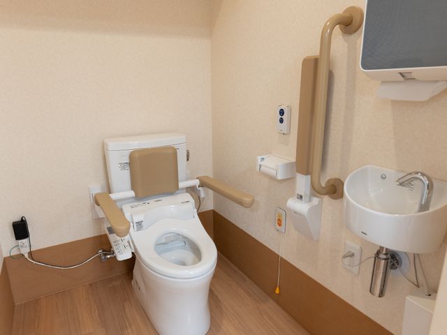 バリアフリー対応のトイレ トイレ 安全かつ快適にご利用いただける工夫がされたトイレです。手すりや緊急コールなどの設備が整っており安心です。