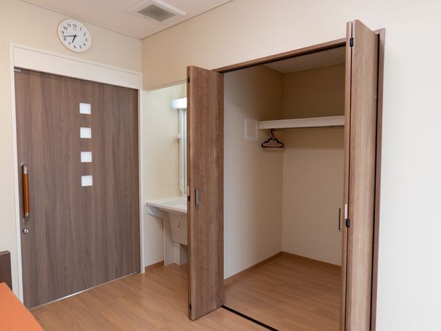 居室のクローゼットと洗面台 居室 ゆったりとした居室には、衣類などを収納できる広めのクローゼットがあり、隣には洗面台が設置されており、日々の生活が快適に過ごせます。