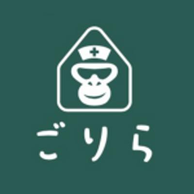 笑顔のスタッフとロゴ