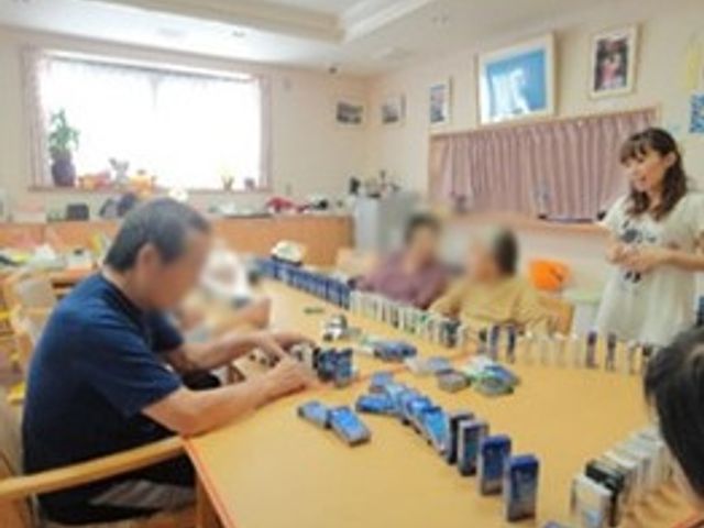 明るい活動スペース ダイニングルーム 自然光が差し込む広々とした活動スペースです。リラックスしながら、和やかに交流いただけます。