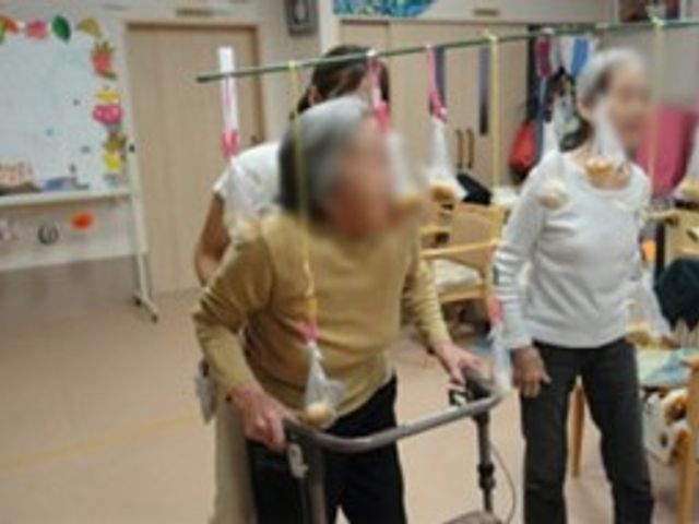 リハビリ訓練の様子 機能訓練室 室内では利用者が楽しくソーシャル活動を行いながら、機能訓練に励んでいます。