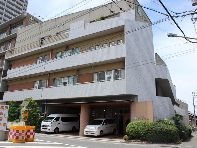 建物外観 外観 明るい外観で、バリアフリーのエントランスが備わっています。快適な職場環境に期待できます。
