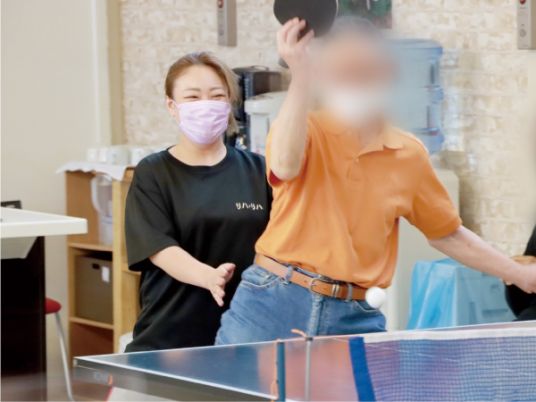卓球を楽しむ様子