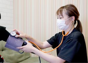 スタッフが血圧測定