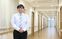 笑顔の職員と廊下