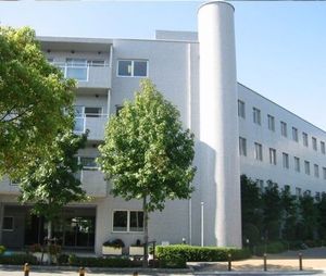 立派な建物の外観
