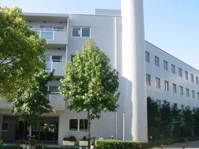 立派な建物の外観 外観 緑に囲まれた建物は、明るく開放的な印象を与えています。就業する環境としても魅力的です。