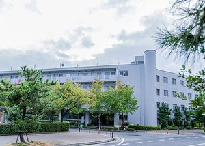 緑に囲まれた建物外観