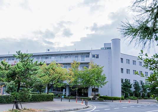 緑に囲まれた建物外観