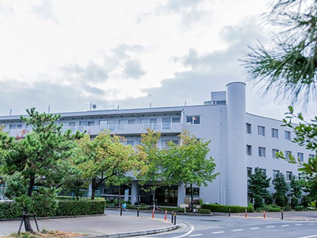 緑に囲まれた建物外観 外観 自然に囲まれた開放的な空間です。四季を感じながら働ける職場をお求めの方に最適です。