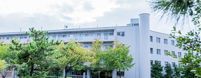 緑の多い建物外観