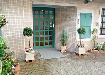 花に囲まれた玄関エントランス