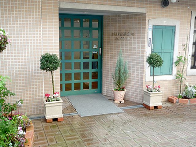 花に囲まれた玄関エントランス エントランス 植木と花が並ぶ玄関は、柔らかな雰囲気を作り出しています。入り口は段差が少なく、出入りがしやすいです。