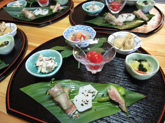 彩り豊かな料理のプレート