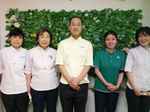 スタッフが並ぶ壁際  