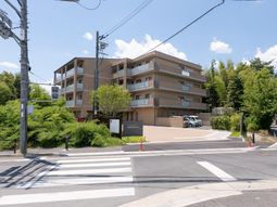 緑豊かな地域の建物外観