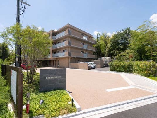 新緑に囲まれた建物外観