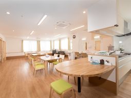 広々とした明るい食堂