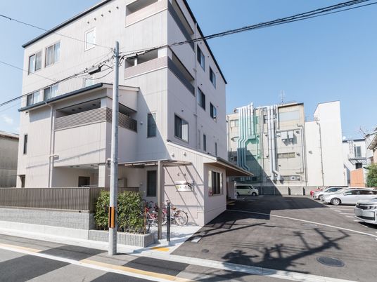 明るい日差しの建物正面