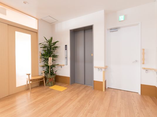 明るい廊下とエレベーター