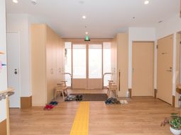明るい廊下と玄関