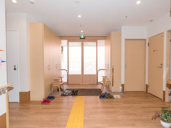 明るい廊下と玄関