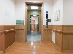 清潔な廊下とエレベーター