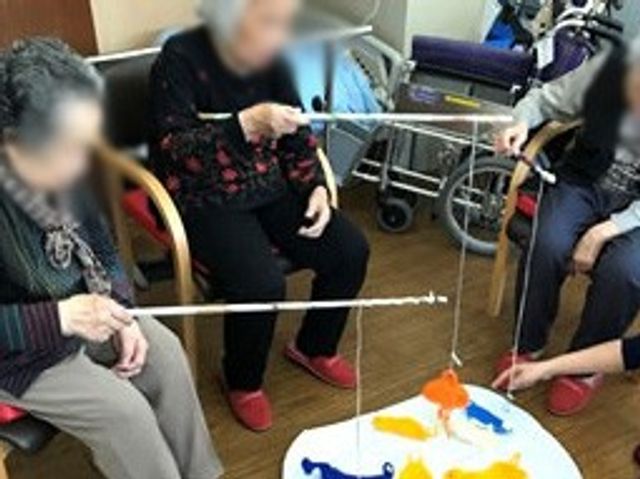釣りゲームを楽しむ室