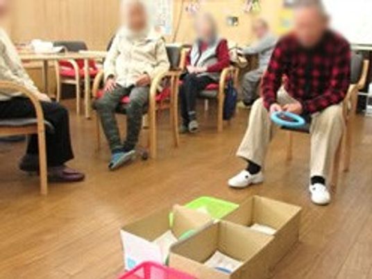ゲームを楽しむ人々の居室