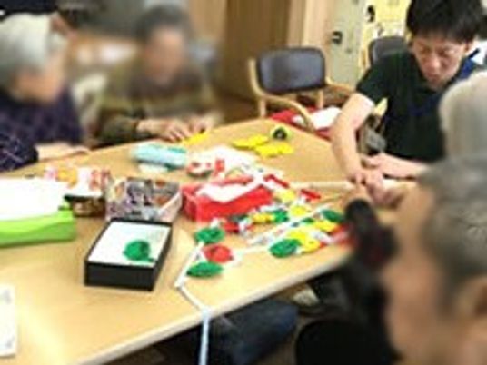 笑顔で作業する人々、室内