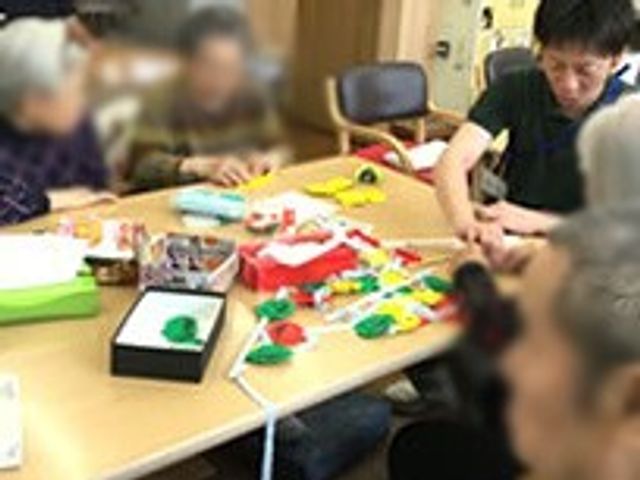 笑顔で作業する人々、室内