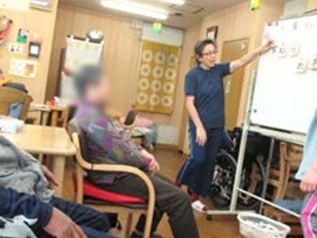 リビングの様子 リビング 広々とした明るい空間で、スタッフが住人と親しく交流しています。楽しみながら過ごせる場所です。