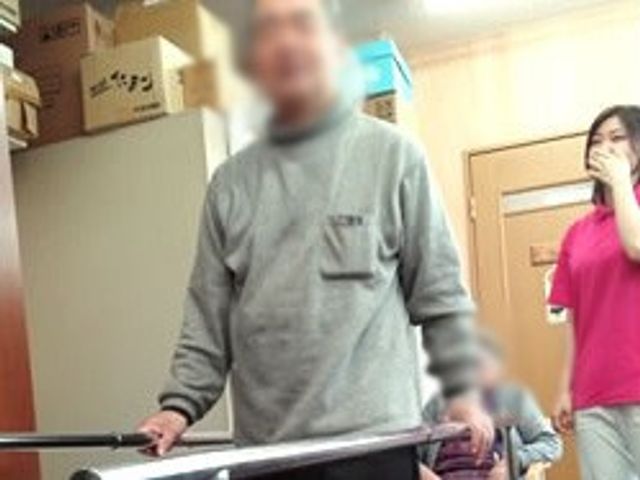 機能訓練中の部屋 機能訓練室 スタッフと共に運動しながら、日常生活に必要な動作を練習できる場所です。
