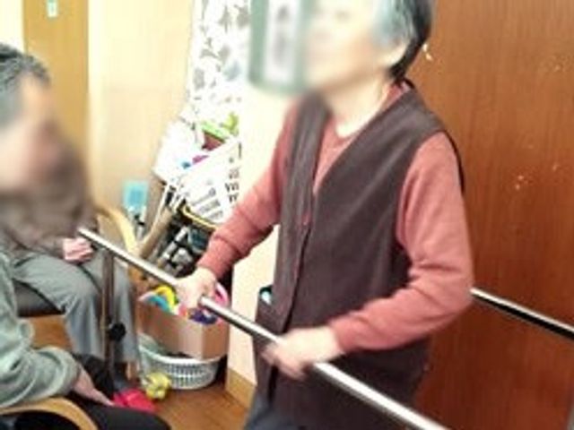 運動機能訓練中の様子 機能訓練室 利用者の方が補助バーを使いながら、安心して運動できる環境です。リハビリに最適です。