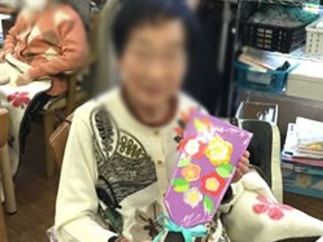 利用者の作品展示風景 内観 利用者の方が自作の作品を大切に持っています。和やかな雰囲気の中で、創作活動に取り組める環境です。