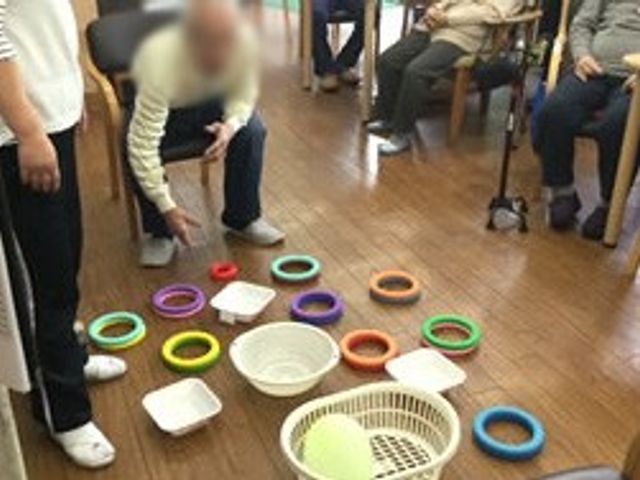 リビングルーム リビング 広々としたリビングで、楽しい活動が行われています。利用者の方々がリラックスしながら参加できます。