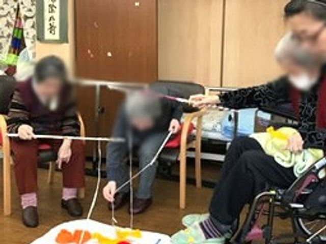 アクティビティ中の施設内 内観 入居者が楽しめるアクティビティが行われております。和やかな雰囲気が感じられます。