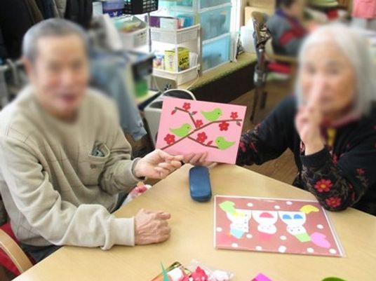 楽しげなアート活動のテーブル