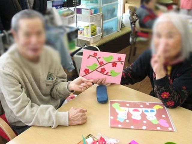 楽しげなアート活動のテーブル 多目的室 明るい空間でアート制作を楽しむ場です。クリエイティブな活動を支援します。