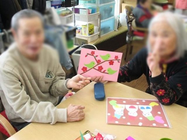 楽しげなアート活動のテーブル