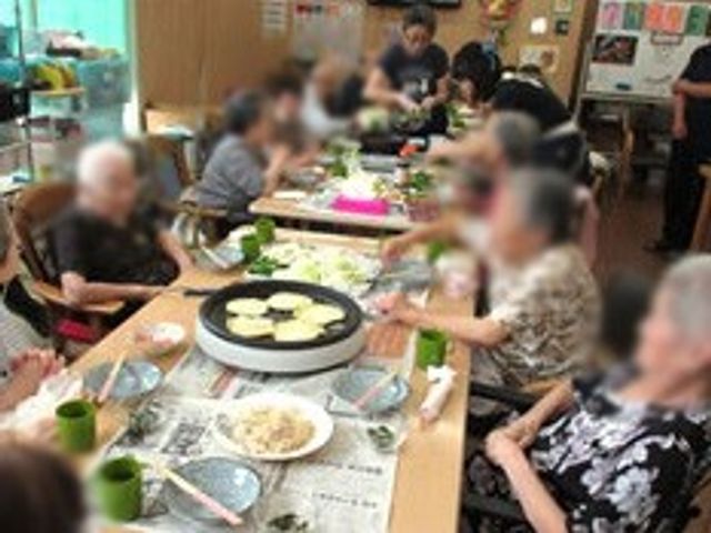 食事風景のダイニングルーム ダイニングルーム ダイニングでは、利用者の皆様が楽しく一緒に食事を楽しんでいます。和やかな雰囲気が感じられます。