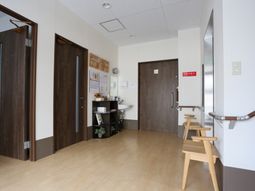 明るい廊下と掲示物