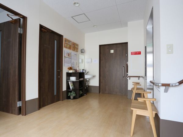 明るい廊下と掲示物