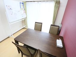 居室内のテーブルと椅子