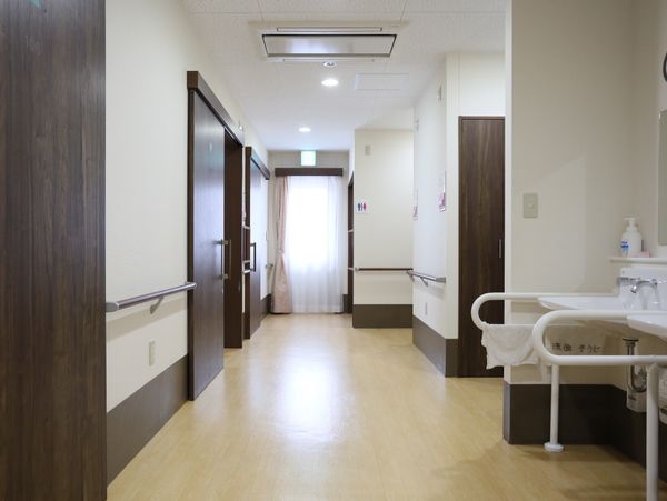 清潔な施設の廊下