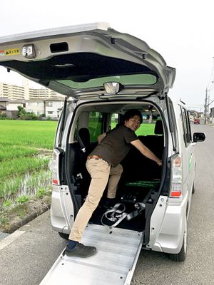 車椅子対応の車両とスタッフ