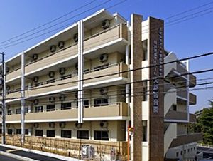 モダンな佇まいの建物