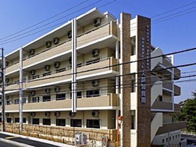 モダンな佇まいの建物