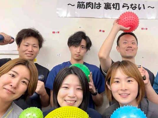 笑顔のスタッフたち機能訓練室