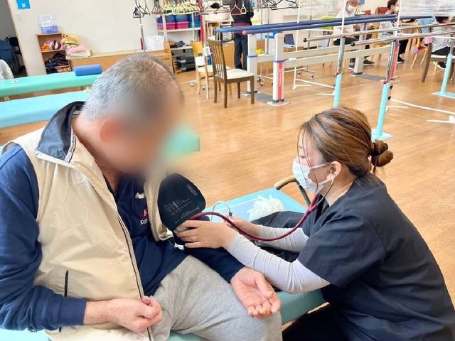リハビリ中の様子 機能訓練室 介護職員がリハビリをサポートします。専門的な訓練が行える環境が整っています。